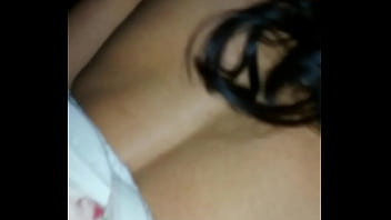 rica morena en su casa