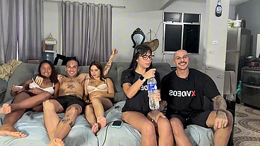 Fazendo um sexo em grupo com as amiguinhas