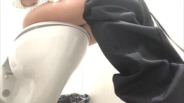 仕事中にムラムラして休憩タイムにト◯レに入ってパンツの中に手を入れてちゅくちゅくオナニーしてきました。