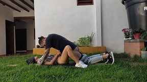 Mi mujer estaba tomando sol en el solar y me la folle bien rico