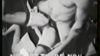 Старомодная шлюха получает жёсткую долбёжку в задницу, а затем жадно сосёт член.