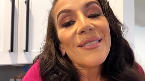 Jewell Marceau plays with her mature pussy on camera