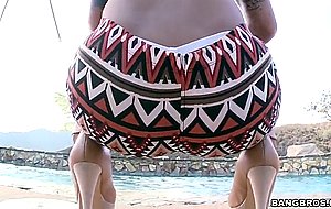 Bonnie rotten plays a radio-controlled boat and shows us her curves