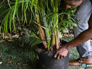 Wife and mamma Zoraya Mora screws her large-dicked gardener