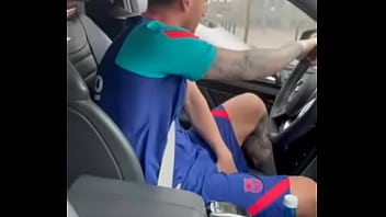 Leo Messi rascandose los guebos en el auto