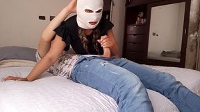 morena colombiana hace garganta profunda y luego monta a su vecino