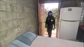 O Entregador                                                                                                             RECEBE O ENTREGADOR DO MERCADO LIVRE SO DE TOALHA O PUTO FICOU COM MUITO TEZ&Atilde_O QUANDO TIREI A TOALHA E ELE VIU MEU CACETE PRETO