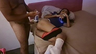 Enteada magrinha dando cuzinho
