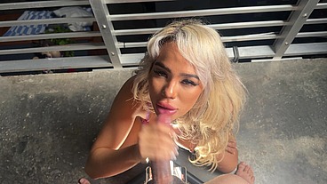 PETITE ASIAN LUNA LUXE GETS THROATED & SNORTS CUM