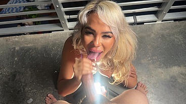PETITE ASIAN LUNA LUXE GETS THROATED & SNORTS CUM