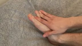Moisturised Foot Show – Blue Towel Rest