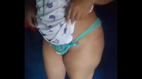 Esposo lleg&oacute_ a casa y me encuentra barriendo y no aguanto las ganas de cogerme le hago una rica chupada y el mete su polla en mi dulce co&ntilde_o