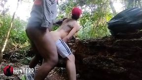 Magrinho tatuado levando pica do trabalhador casado