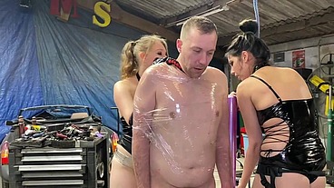 French Pegging : Garage de l'humiliation : Le boss orchestre une punition mémorable avec ses dominatrices