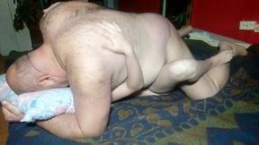 morena de 23 anos dando bem gostoso para o coroa