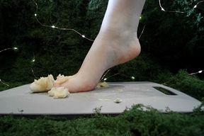 Size Ten Feet squishing bananas for five minutes 🍌👣💚