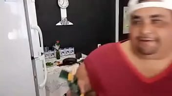 Sergio da Pizza fazendo peixe no molho que conseguiu com dinheiro dos trouxas