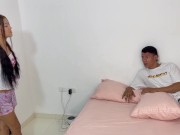 Pequeña latina pierde partida de piedra, papel o tijera y debe pagar con sexo duro.