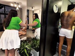 CAUGHT HER BROTHER LOOKING AT HER SPOUSE'S FOTOS AND MAKES A DECISION TO SURPRISE HIM