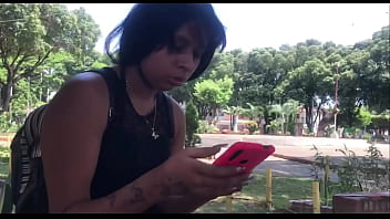 doy trabajo a venezolana que encontr&eacute_ en el parque de webcam pero primero tiene que desnudarse frente la c&aacute_mara