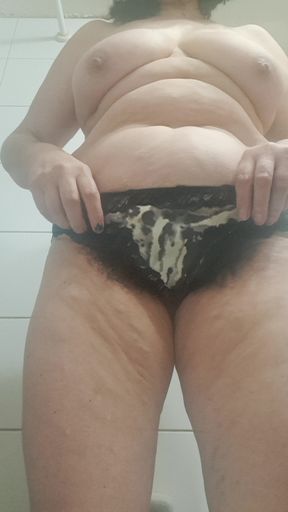 milf&amp;#039;s pussy hairs stick out of her panties