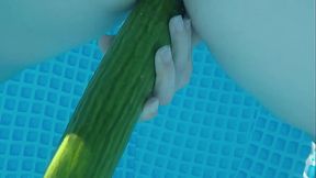 je me gode avec un concombre dans la piscine