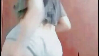 Apróterű, 18 éves arab amatőr csal a szűk seggével