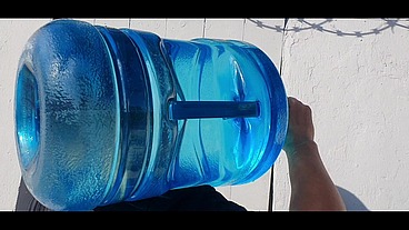 Entregador de agua fode a patroa casada e carente