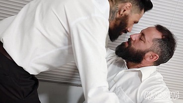 Dois caras peludo e casados fodendo no escritório