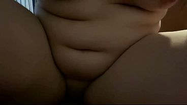 Chica cachonda de chihuahua es una perra en la cama