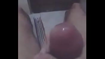Dotado batendo uma no banheiro
