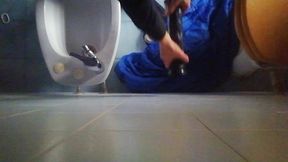 Guy tied her legs and opens her tight ass