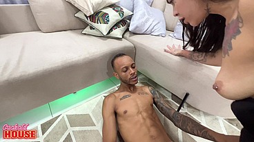 Essa morena gostosa deu o cú num ménage intenso com 2 caras