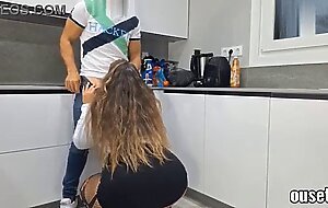 El tecnico sorprendio a la secretaria culona en la cocina y ella le pago su trabajo en