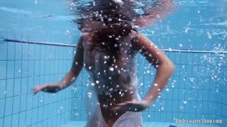 Juicy body Zuzanna submerged underwater