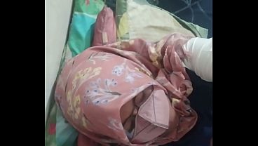 Tante Riani sepong kontol dan menikmatinya