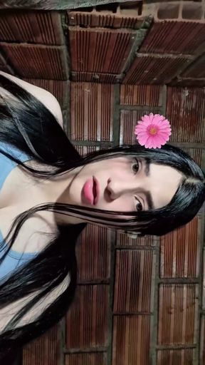 Gomez shows off her big tits