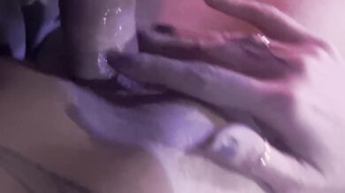 La petite chatte de la poupée Barbie, déflorée par la grosse bite de Rambo