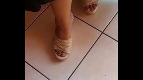 Mi mujer cada vez es mas puta y caliente, ahora mostrando sus enormes tetas en bra de tiras y blusa de red.