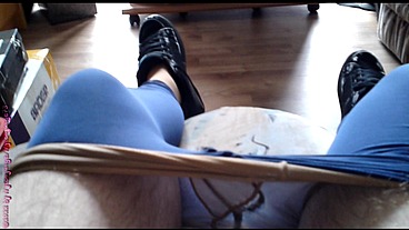 Kaffee zur Entspannung (Sexy Gestylt in Legging)