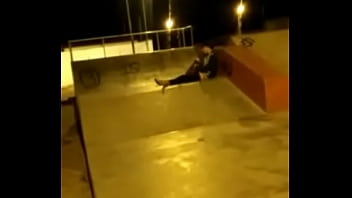 BATENDO &Aacute_S 3 DA MANH&Atilde_ NA PISTA DE SKATE UMAZINHA NA PISTA DE SKATE PENSANDO EM NOTAS d.0 E CAPITALISMO CONTANDO E OS PLAQUE d.0 E AS MOEDA d. EM CIMA DO MEU SKATE PENSANDO EM MINA ALEJADA POR GOSTOSA ASSADA