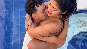 Me encuentro a mi puta hermanastra en la piscina aburrida y le quito el aburrimiento con una buena follada.