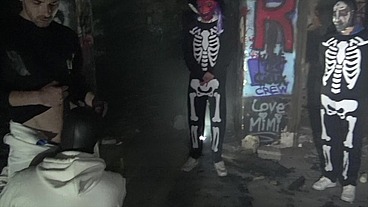 mec baisé snas capote en public pendant la nuit d'halloween