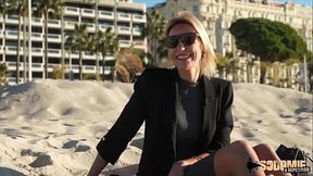 Anouk, blonde sulfurique, s'_empale sur une queue