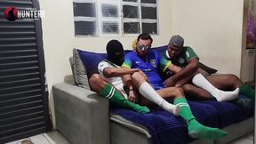 meus amigos vieram assistir o jogo em casa e acabamos nos pegando