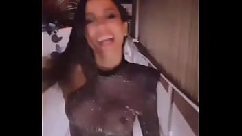 Anitta de vestido transparente