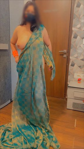 Big-titted Indian sari babe shows off her natural boobs