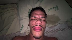 negao macetou o novinho do rabao com seus 25 cm de pau.