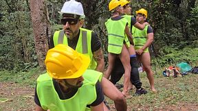 operarios fudendo o colega passivo na hora do almoco