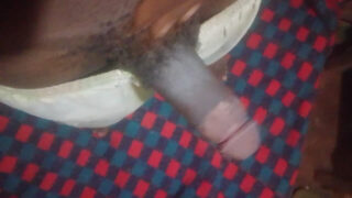 Un giovane ragazzo nero peloso con un cazzo enorme si fa fare una sega prima di essere scopato a pelo nel culo